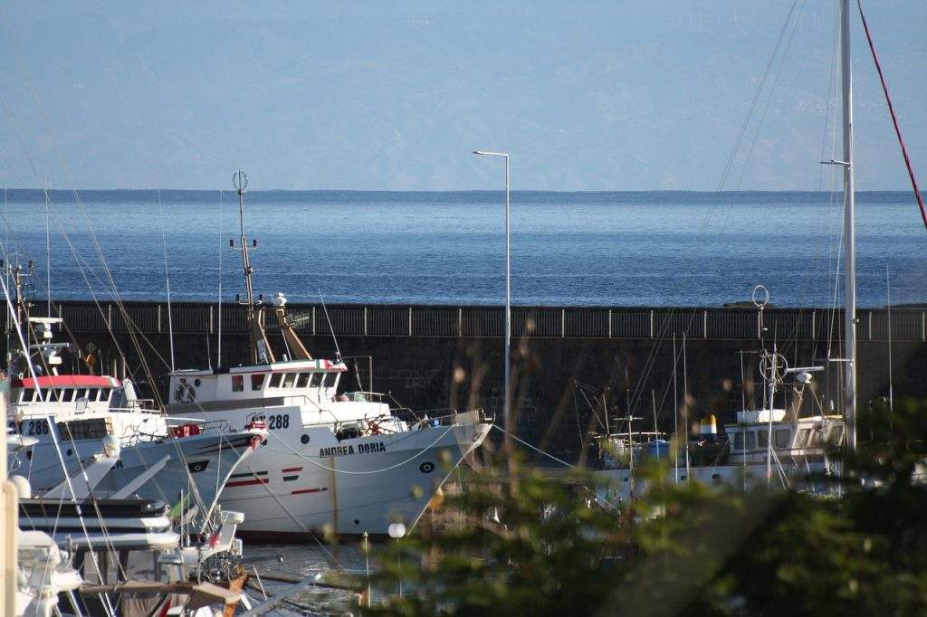 Barche ormeggiate al porto di Riposto