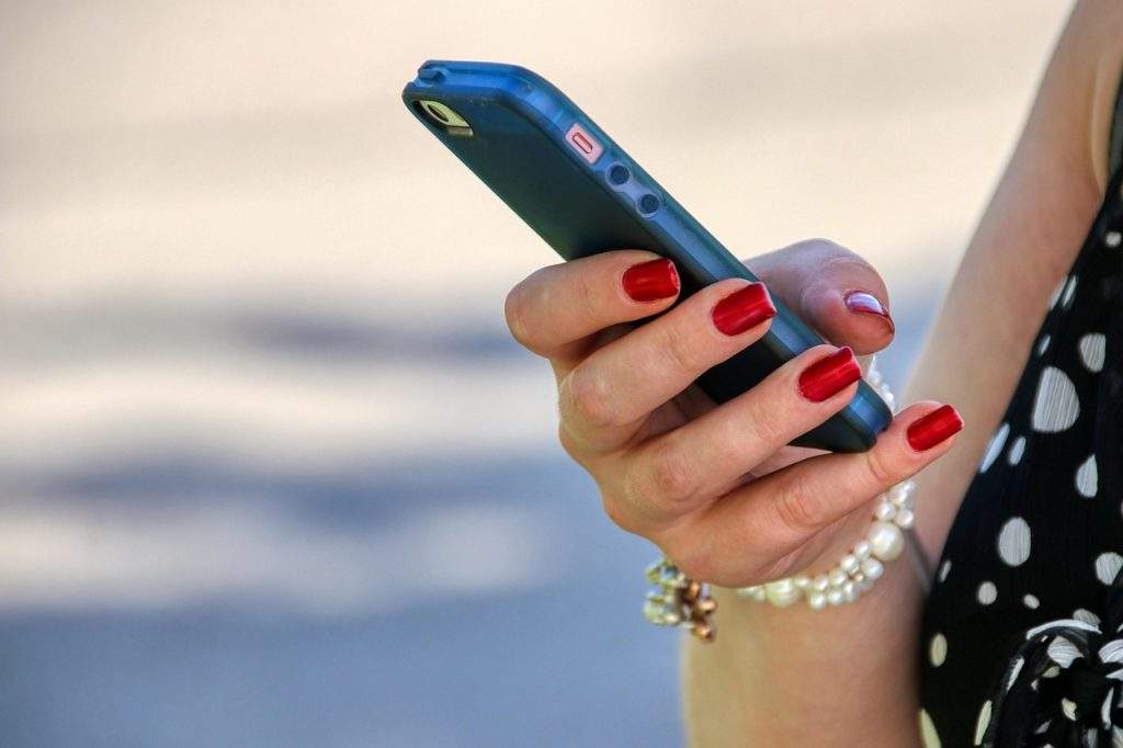 Una donna scrive un messaggio sullo smartphone