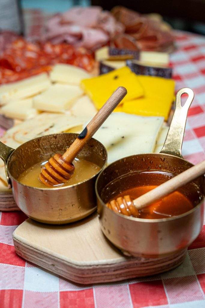 Antipasto siciliano con formaggi e miele della Pentolaccia
