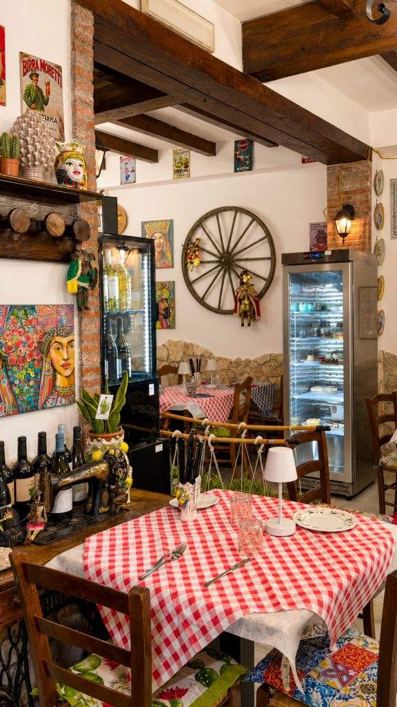 La sala della Pentolaccia a Zafferana Etnea