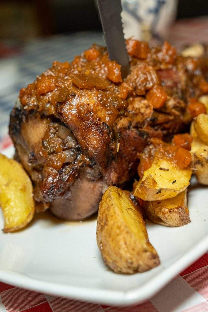 Stinco di maiale con patate della Pentolaccia