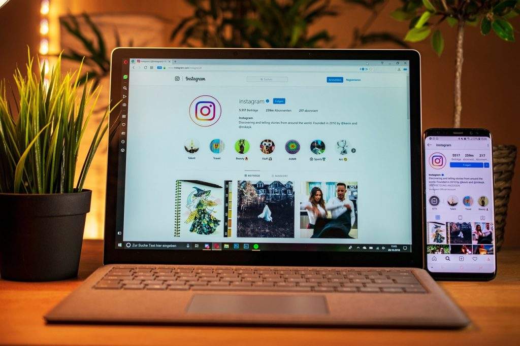 Laptop con Instagram aperto su una scrivania