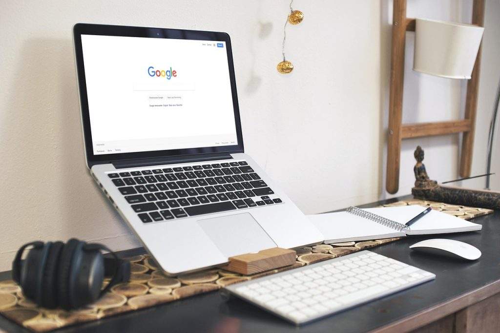 Laptop con la pagina di ricerca di Google su una scrivania