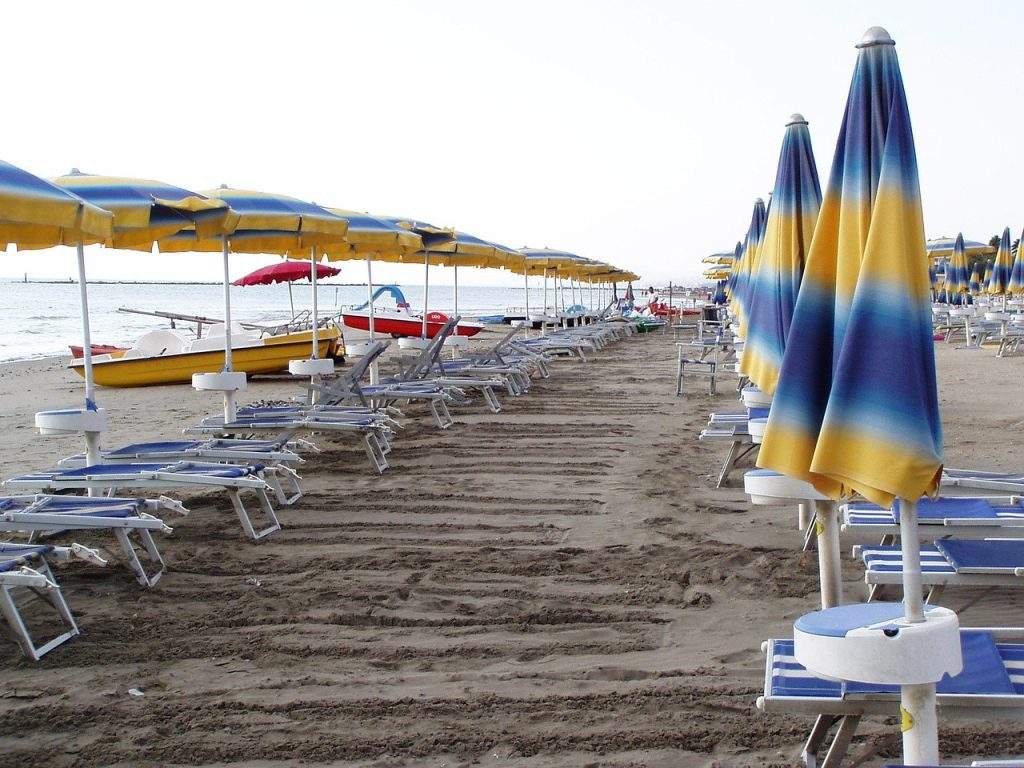 Ombrelloni e lettini in un lido sul mare