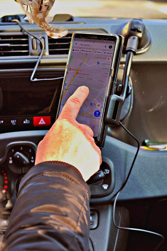 Navigatore sullo smartphone in auto