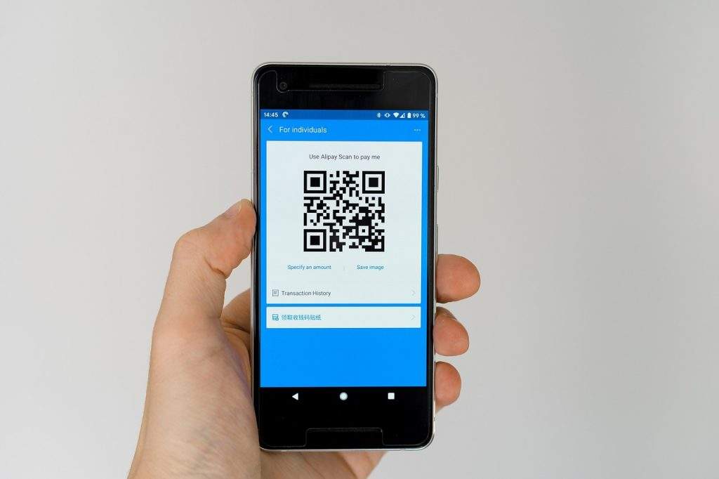 Uno smartphone che mostra un QR code