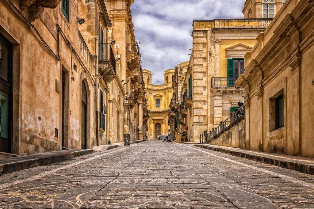 Una via barocca in un centro storico siciliano