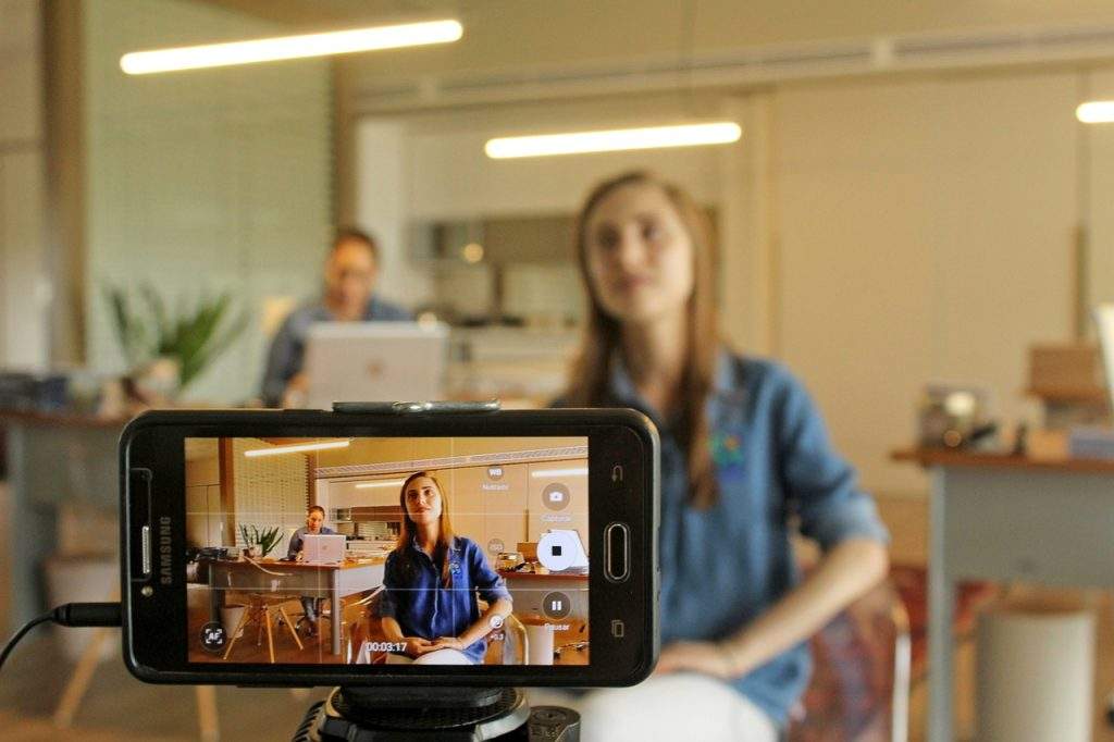 Una ragazza registra un video con lo smartphone su uno stabilizzatore